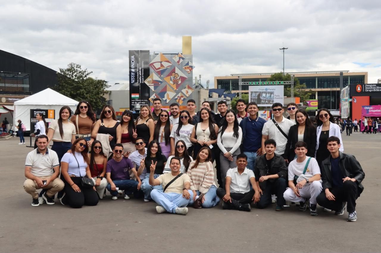 Delegación de estudiantes de la Universidad de Pamplona presentes en Corferias en la Filbo 2026.