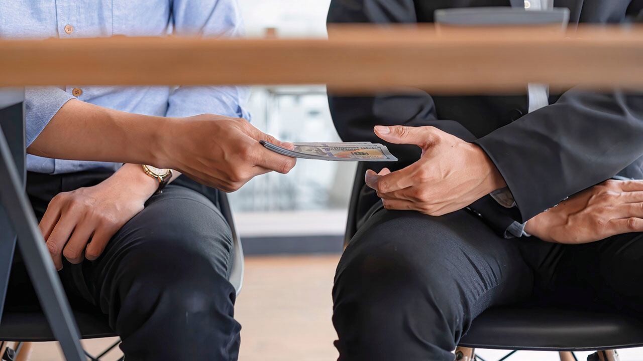 Un cartel enquistado en la Fiscalía estaría vendiendo expedientes por 200 millones de pesos. Los entregan en memorias USB y contienen las actuaciones realizadas y las proyectadas por los investigadores de la entidad.