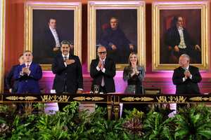 Posesión presidencial de Nicolás Maduro, acompañado de Tarek William Saab, fiscal general de Venezuela, Jorge Rodríguez, presidente de la Asamblea Nacional, Caryslia Rodríguez, presidenta de la Corte Suprema de Justicia y Elvis Amoroso, presidente de Consejo Nacional Electoral.