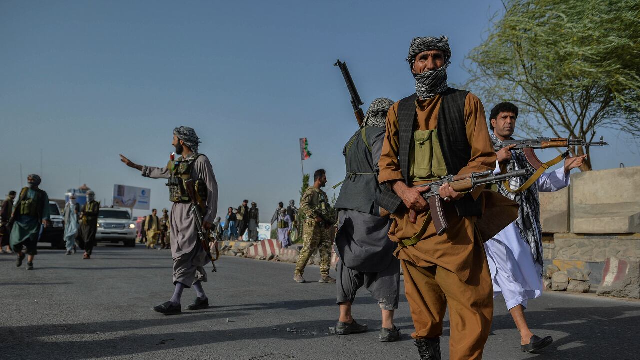 ¿Por qué los talibanes se han tomado territorios en Afganistán?