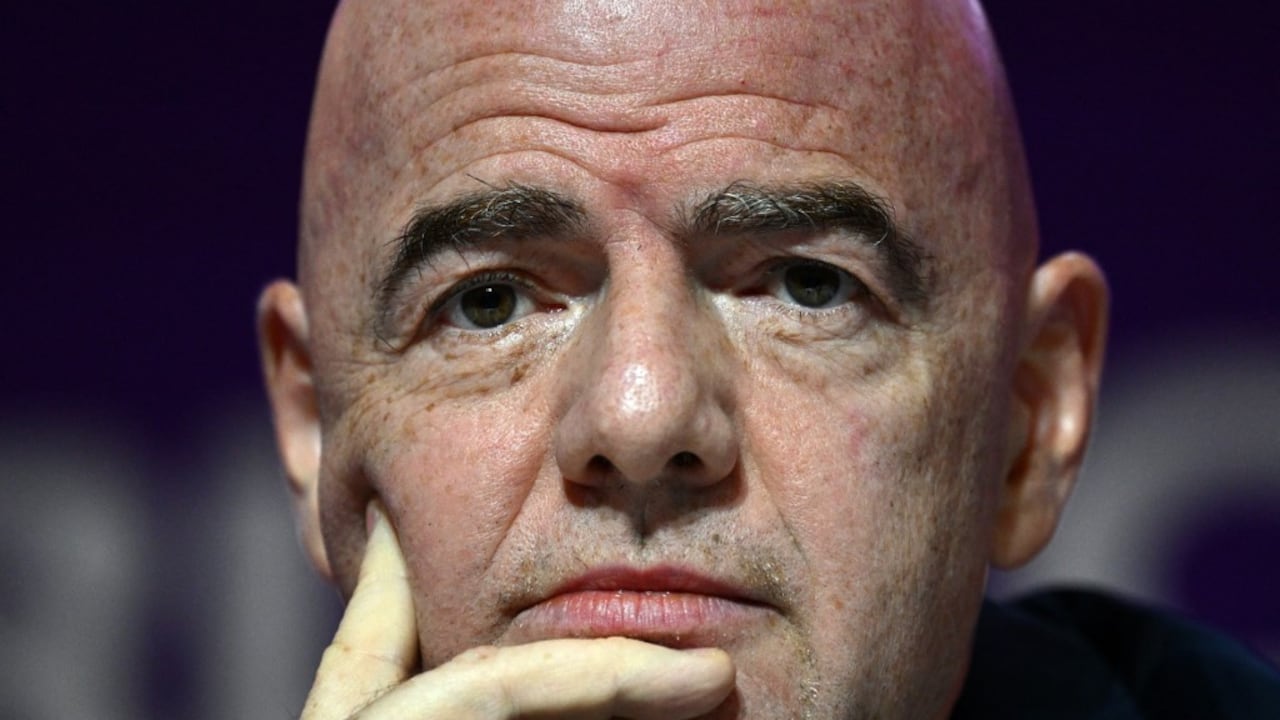 El presidente de la FIFA, Gianni Infantino, asiste a una conferencia de prensa en el Centro Nacional de Convenciones de Qatar (QNCC) en Doha el 19 de noviembre de 2022, antes del torneo de fútbol de la Copa Mundial de Qatar 2022. Infantino respondió a los críticos occidentales del historial de derechos humanos de Qatar en su conferencia de prensa inaugural de la Copa del Mundo el 19 de noviembre, criticando su "hipocresía".
GABRIEL BOYS / AFP