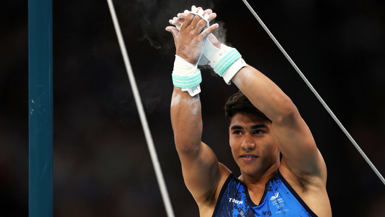 Ángel Barajas del equipo Colombia reacciona después de competir en la final de barra horizontal masculina de gimnasia artística el décimo día de los Juegos Olímpicos París 2024 en Bercy Arena el 05 de agosto de 2024 en París, Francia.