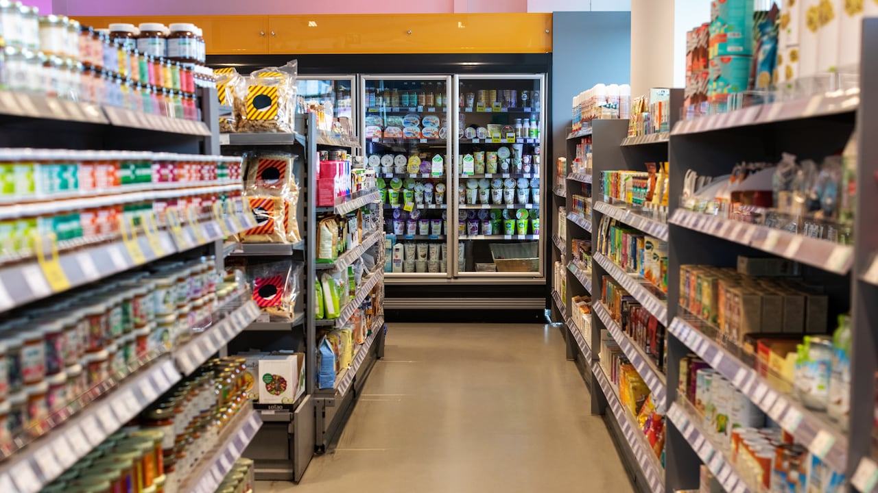 Un hombre denunció que lo trataron de ladrón en un supermercado de Bogotá, sin pruebas.