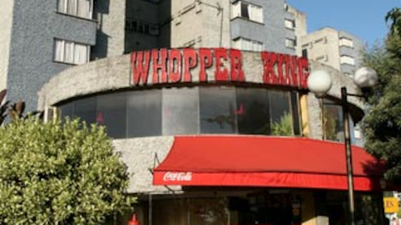 El Whopper King de La Floresta en Bogotá (izquierda) fue uno de los más reconocidos durante muchos años. Por el litigio con Burguer King, los inversionistas colombianos tenían incertidumbre acerca del futuro de su empresa.