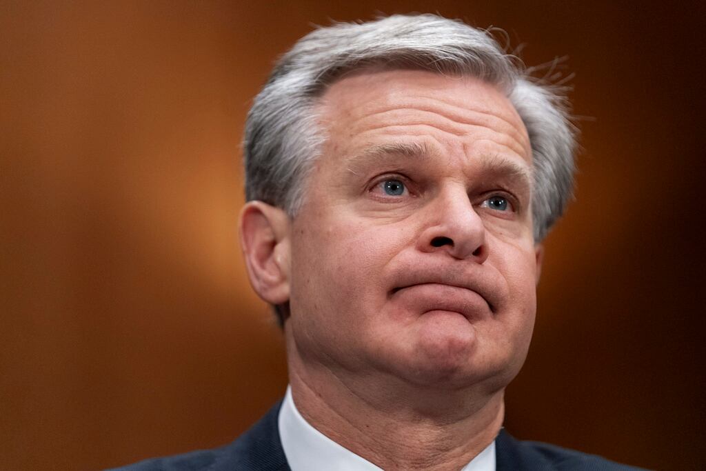 ARCHIVO - El director del FBI, Christopher Wray, testifica durante una audiencia del Comité de Asuntos Gubernamentales y Seguridad Nacional del Senado el 31 de octubre de 2023, en el Capitolio de Washington. (Foto AP/Stephanie Scarbrough, archivo)