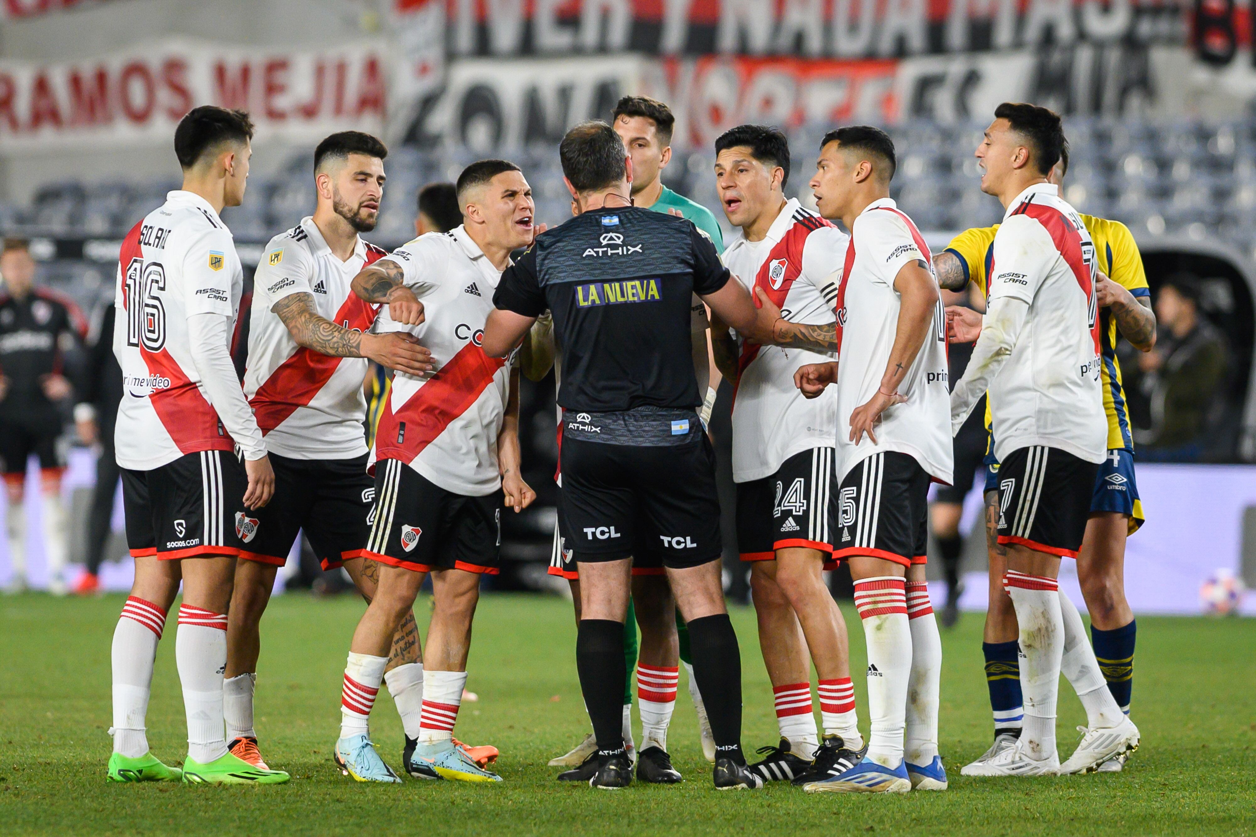 BUENOS AIRES, ARGENTINA - 2022/10/16: Juan Fernando Quintero (L3) of River Plate argues with referee Mauro Vigliano during the match between River Plate and Rosario Central as part of Liga Profesional 2022 at Estadio Mas Monumental Antonio Vespucio Liberti.
(Final score; River Plate 1:2 Rosario Central). (Photo by Manuel Cortina/SOPA Images/LightRocket via Getty Images)