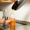 Envasar el aceite usado en una botella es el primer paso para reciclar este residuo.