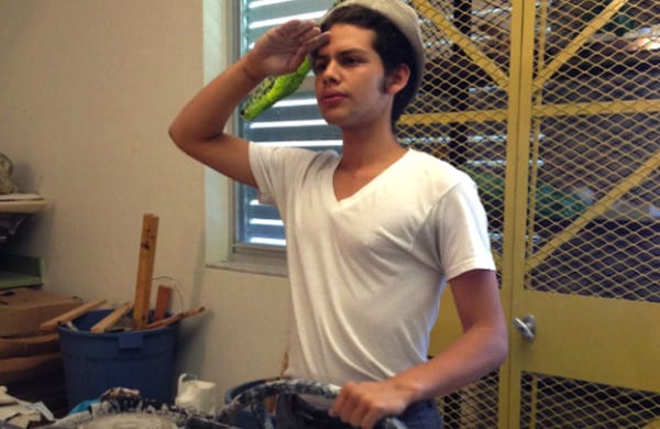 Israel Hernández-Llach, de 18 años, murió en Miami cuando un policía le disparó con una pistola eléctrica ('taser') en el pecho. El joven fue perseguido por las autoridades el 6 de agosto de 2013 tras ser sorprendido pintando un graffiti en un restaurante de McDonald's. El jefe policial Ray Martínez dijo que el artista corrió hacia los oficiales haciendo caso omiso de las órdenes de detenerse. "Los oficiales se vieron obligados a usar la ‘taser’ para evitar un incidente físico'', y luego se desplomó. Sin embargo, luego se conoció que el policía en cuestión tenía historial de uso excesivo de la fuerza. El barranquillero fue declarado muerto en el Hospital Monte Sinai. / Miami Herald.