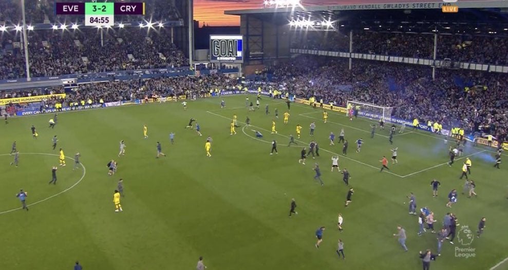 Hinchas del Everton invaden la cancha tras salvarse su equipo del descenso. Vencieron 3 a 2 al Palace.