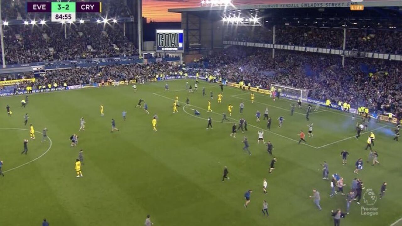 Hinchas del Everton invaden la cancha tras salvarse su equipo del descenso. Vencieron 3 a 2 al Palace.