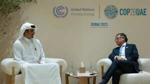 El presidente colombiano, Gustavo Petro (R), se reúne con el Emir de Qatar, Sheikh Tamim bin Hamad Al Thani (L) durante la La 28.ª Conferencia de las Partes (COP28) de la Convención Marco de las Naciones Unidas sobre el Cambio Climático (CMNUCC) se celebró en Expo City Dubai en Dubai, Emiratos Árabes Unidos, el 1 de diciembre de 2023. (Foto de Amiri Diwan del Estado de Qatar/Handout/Anadolu vía Getty Images)