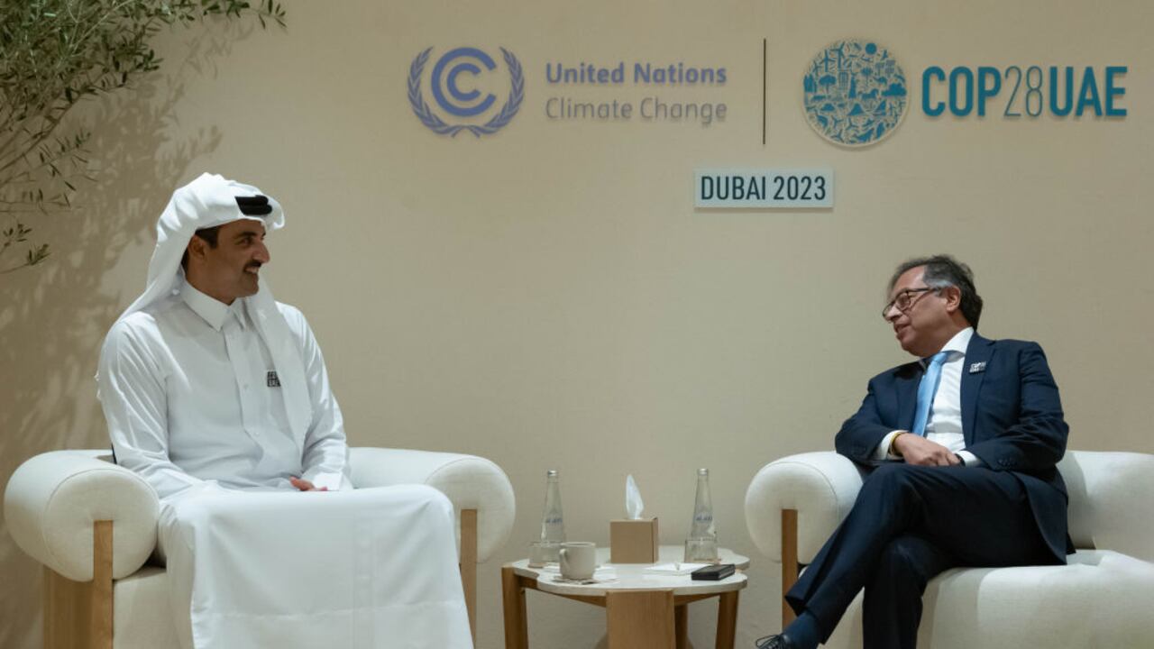 El presidente colombiano, Gustavo Petro (R), se reúne con el Emir de Qatar, Sheikh Tamim bin Hamad Al Thani (L) durante la La 28.ª Conferencia de las Partes (COP28) de la Convención Marco de las Naciones Unidas sobre el Cambio Climático (CMNUCC) se celebró en Expo City Dubai en Dubai, Emiratos Árabes Unidos, el 1 de diciembre de 2023. (Foto de Amiri Diwan del Estado de Qatar/Handout/Anadolu vía Getty Images)