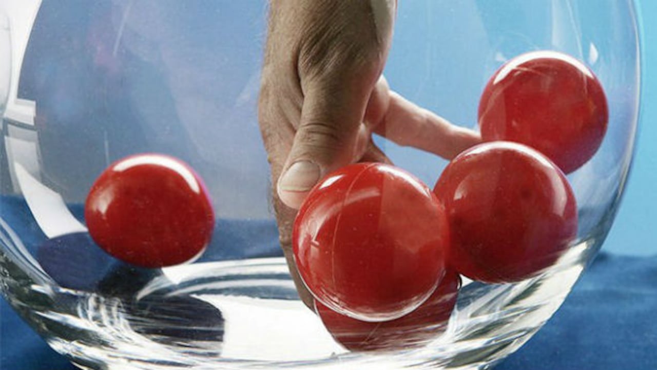 El mundo del fútbol está en vilo por el destino que deparará este viernes el sorteo del Mundial de Brasil 2014.