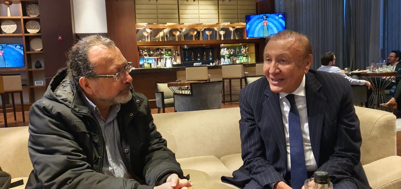 El escritor William Ospina y Rodolfo Hernández