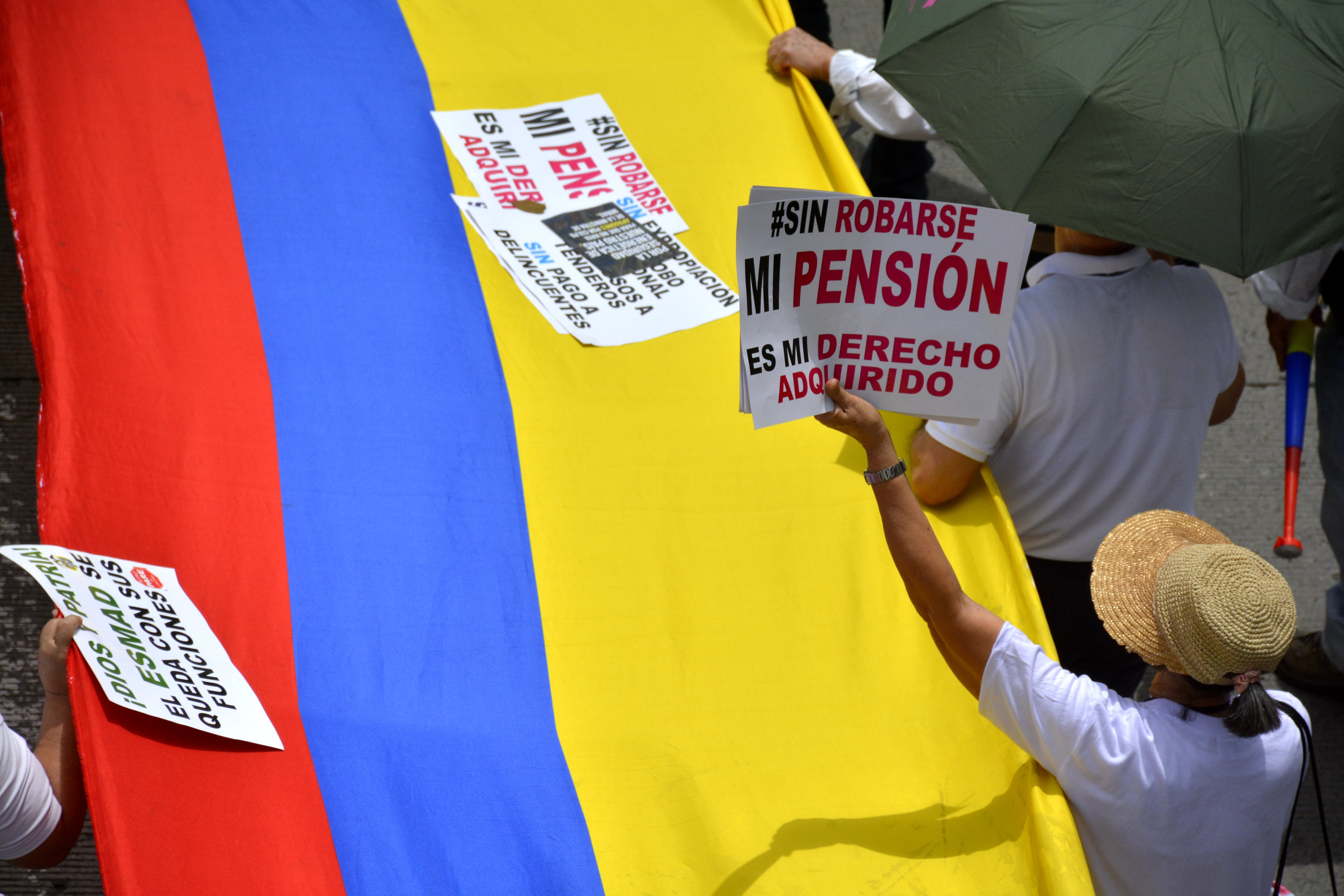 Marcha de protesta en Cali, en contra de las políticas del gobierno del Presidente Gustavo Petro.