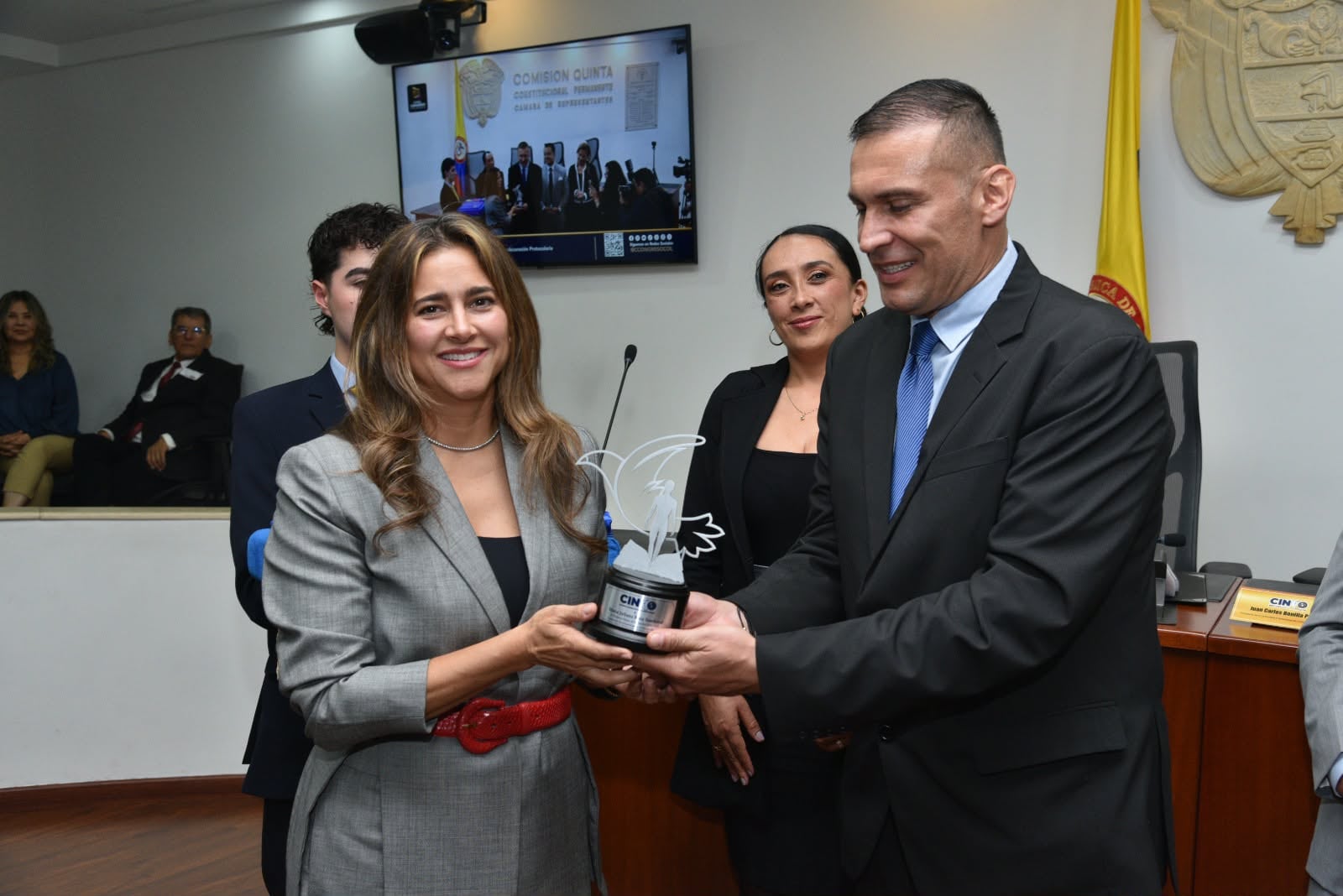 Exprimera dama María Juliana Ruiz es condecorada en el Congreso por su liderazgo social con la juventud.