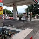 Una cinta roja y blanca impide la entrada a una gasolinera cerrada en Saint Jean de Luz, suroeste de Francia, el miércoles 12 de octubre de 2022.