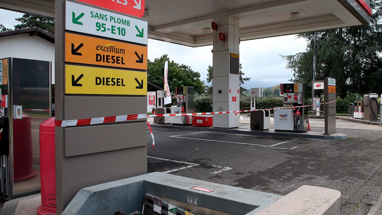 En imágenes : escasez de combustible en las estaciones de Francia.