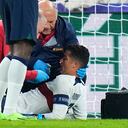 Cristiano es asistido por los servicios médicos en el campo de juego