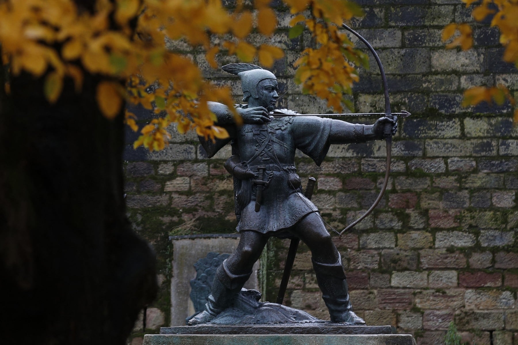 Una estatua de Robin Hood se alza frente al castillo de Nottingham, en el centro de Inglaterra, el 29 de octubre de 2020