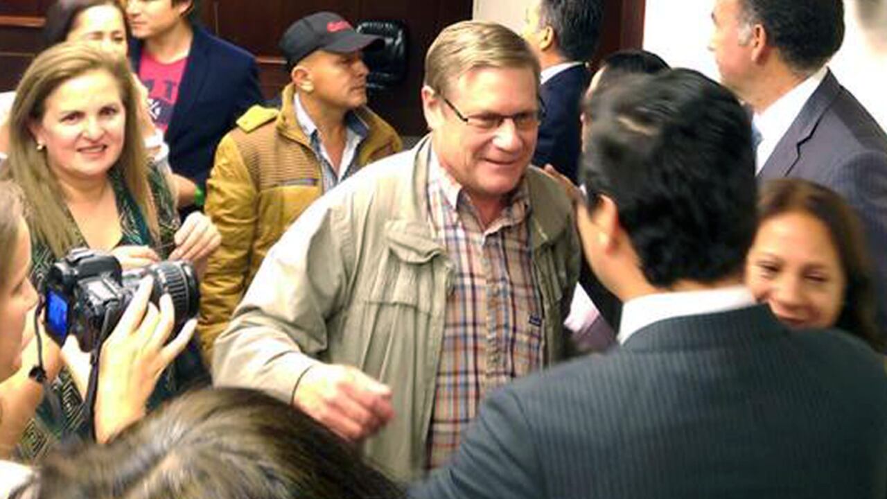 Rusell Martin Stendal, en el centro, luego de recobrar su libertad.