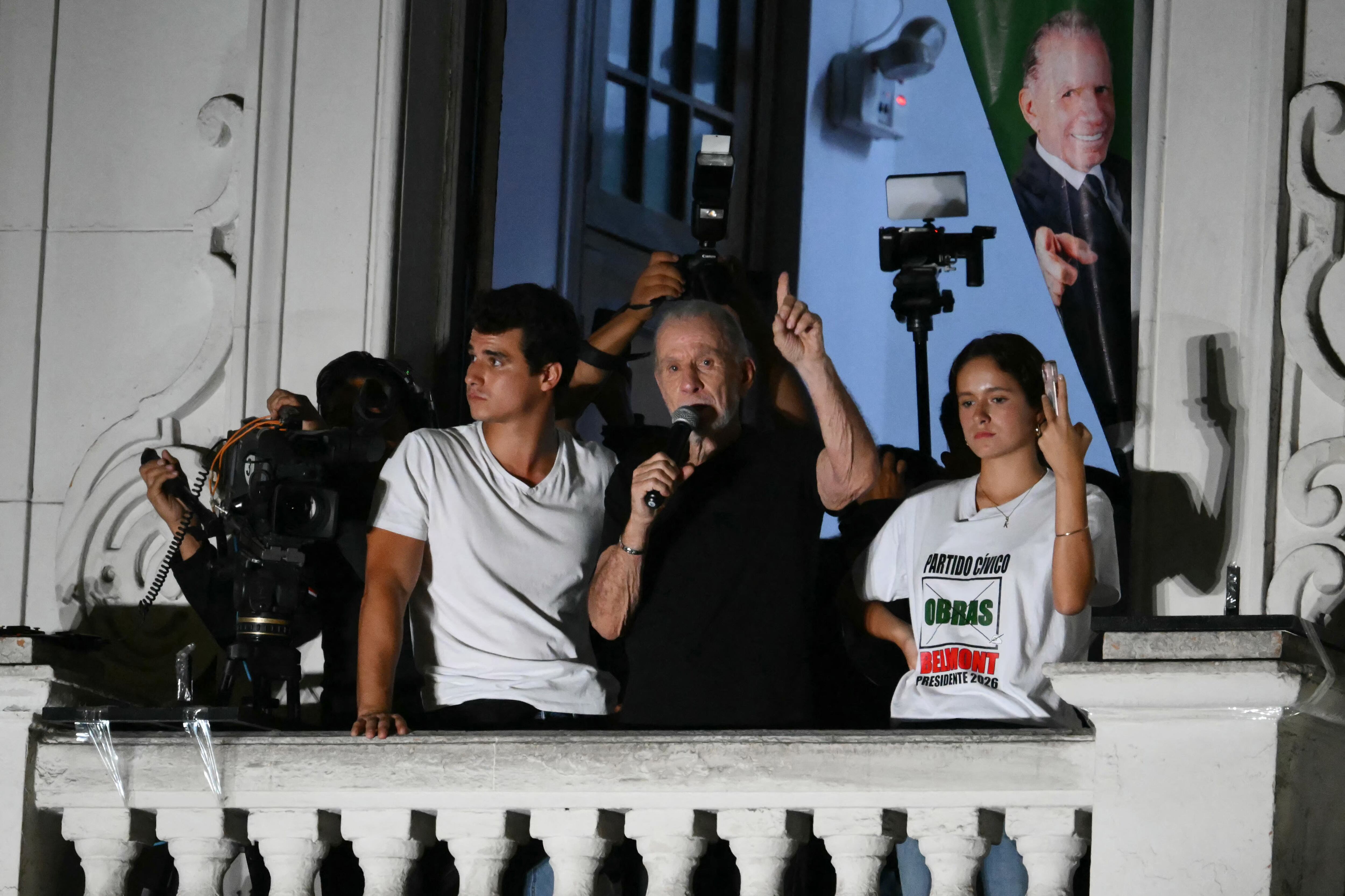 En el centro de la imagen el candidato presidencial de Perú, Ricardo Belmont.