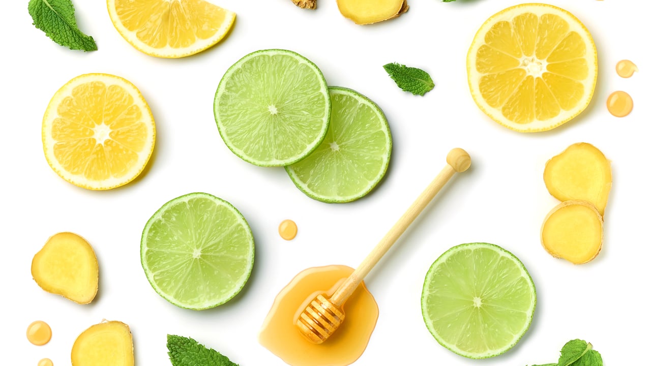 Con limón y miel se puede preparar un remedio natural para la afonía.