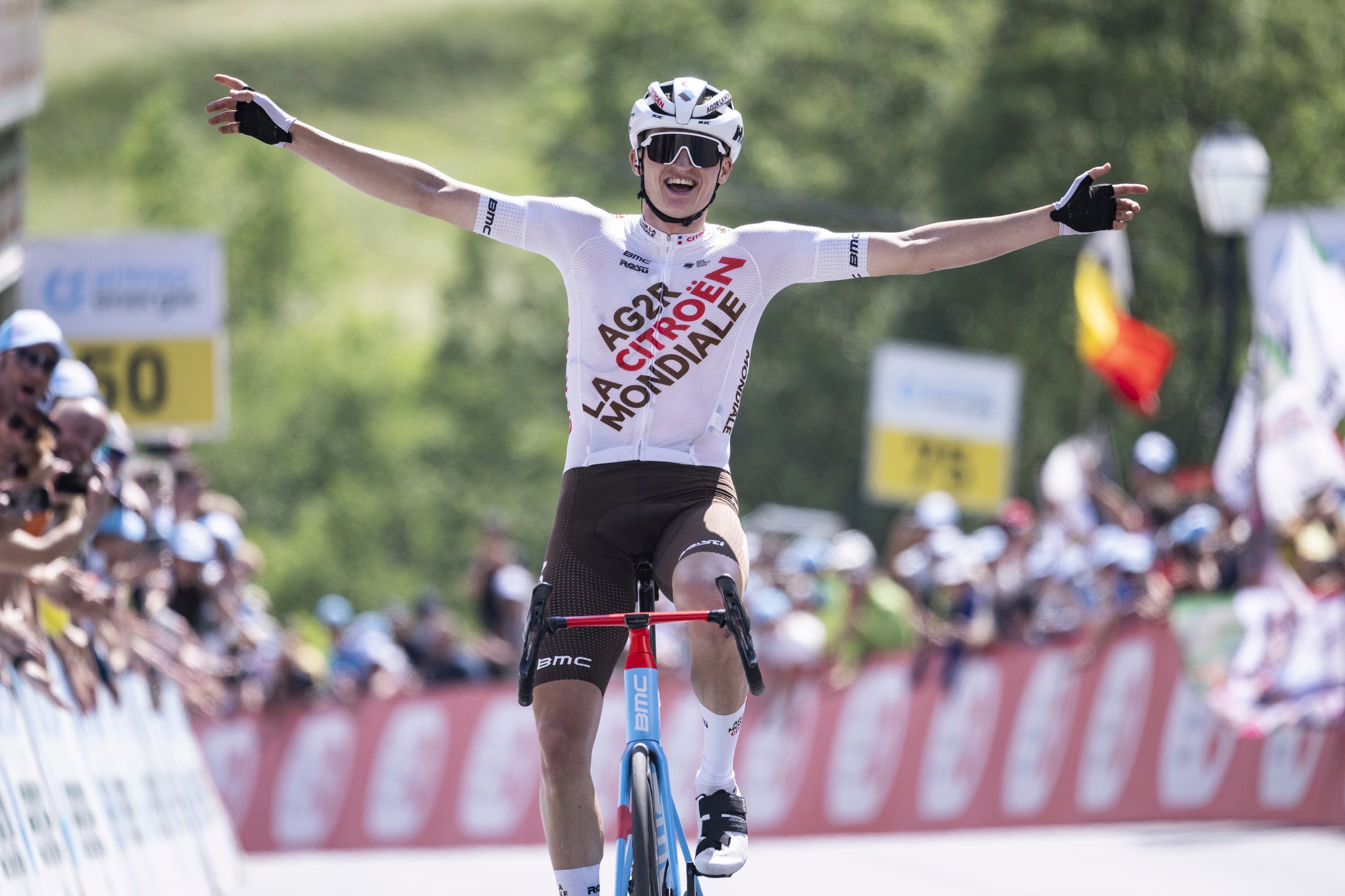Felix Gall de Austria del equipo AG2R Citroen cruza la línea de meta para ganar la cuarta etapa, una carrera de 153 km desde Monthey hasta Leukerbad, en la carrera ciclista 86 Tour de Suisse UCI World Tour, el miércoles 14 de junio de 2023. (Gian Ehrenzeller /Keystone a través de AP)