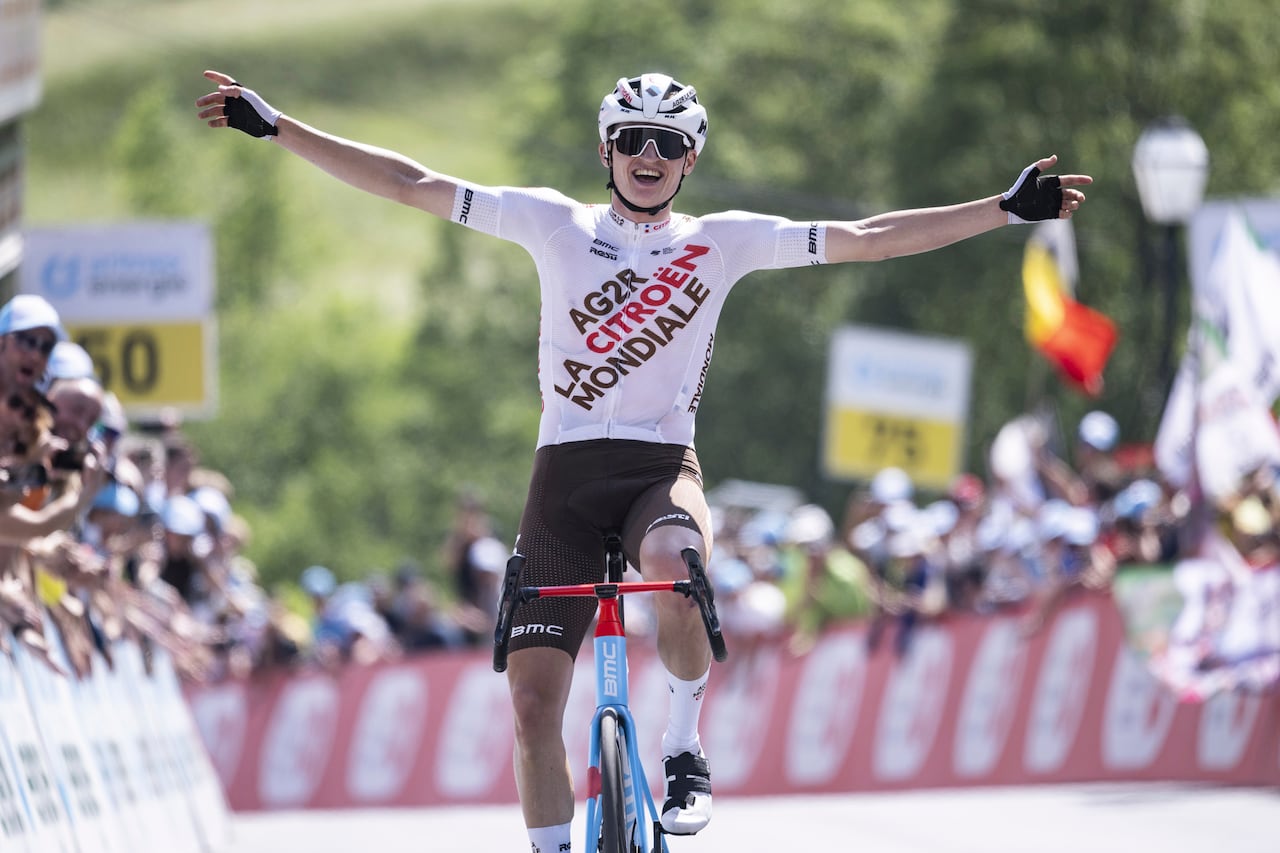 Felix Gall de Austria del equipo AG2R Citroen cruza la línea de meta para ganar la cuarta etapa, una carrera de 153 km desde Monthey hasta Leukerbad, en la carrera ciclista 86 Tour de Suisse UCI World Tour, el miércoles 14 de junio de 2023. (Gian Ehrenzeller /Keystone a través de AP)
