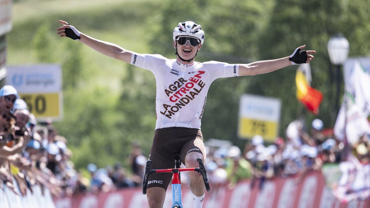 Felix Gall de Austria del equipo AG2R Citroen cruza la línea de meta para ganar la cuarta etapa, una carrera de 153 km desde Monthey hasta Leukerbad, en la carrera ciclista 86 Tour de Suisse UCI World Tour, el miércoles 14 de junio de 2023. (Gian Ehrenzeller /Keystone a través de AP)