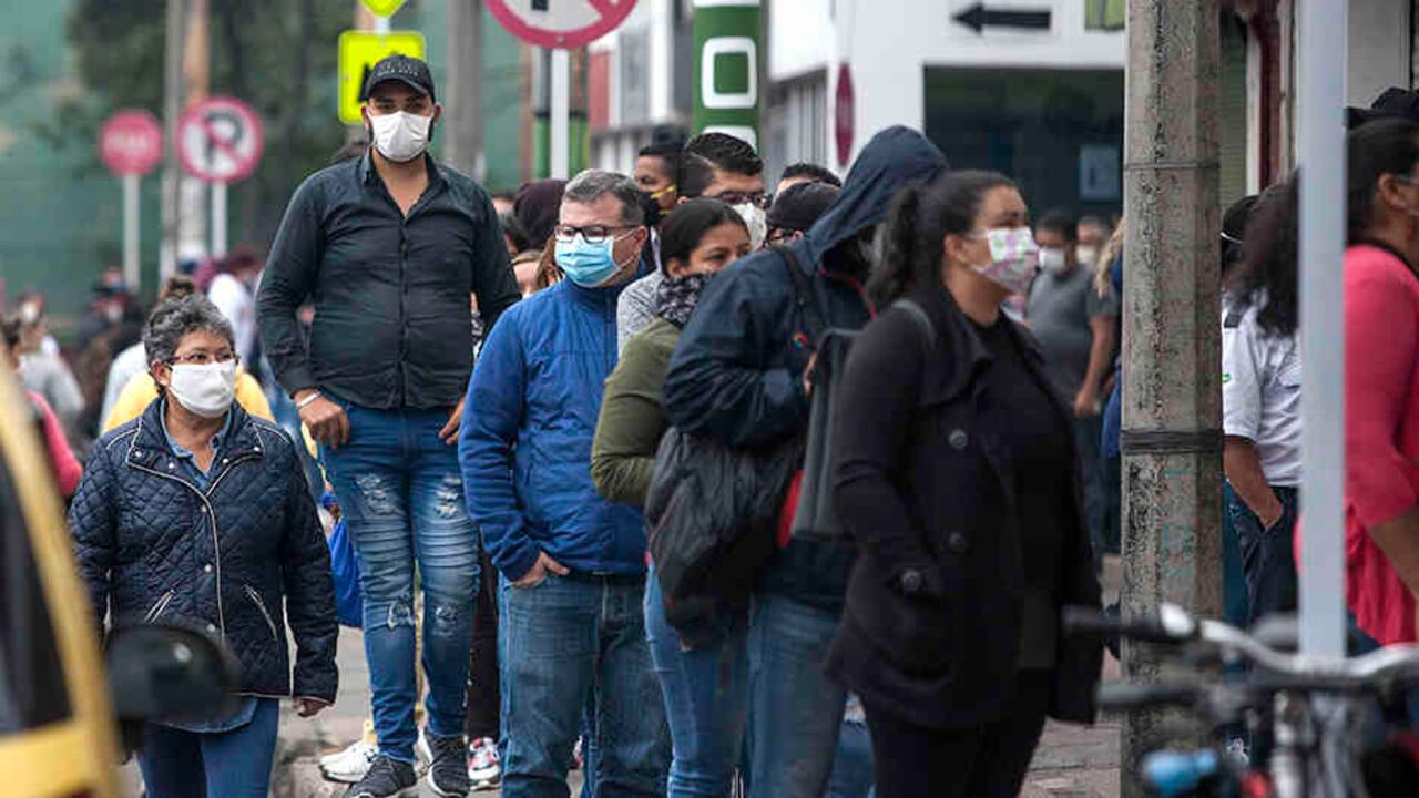 Las entidades deberán continuar con las campañas de orientación sobre el uso de canales digitales para la realización de operaciones con el fin de disminuir la afluencia del público en las sucursales.