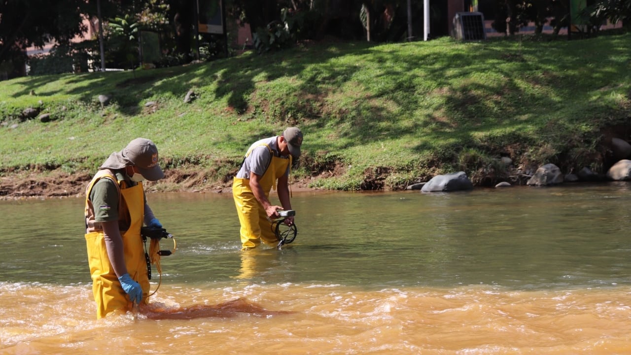 El Dagma a través de sus grupos de Recurso Hídrico y Laboratorio Ambiental han intensificado los operativos de inspección, vigilancia y control en el río Cali.