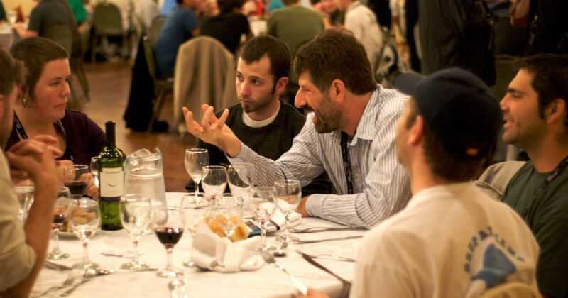 Las reuniones familiares y con amigos son positivas para cuidar la memoria.