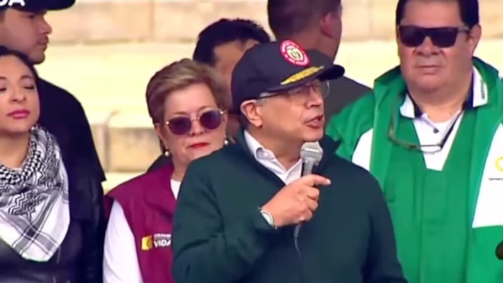 Gustavo Petro habla en la marcha del primero de Mayo.