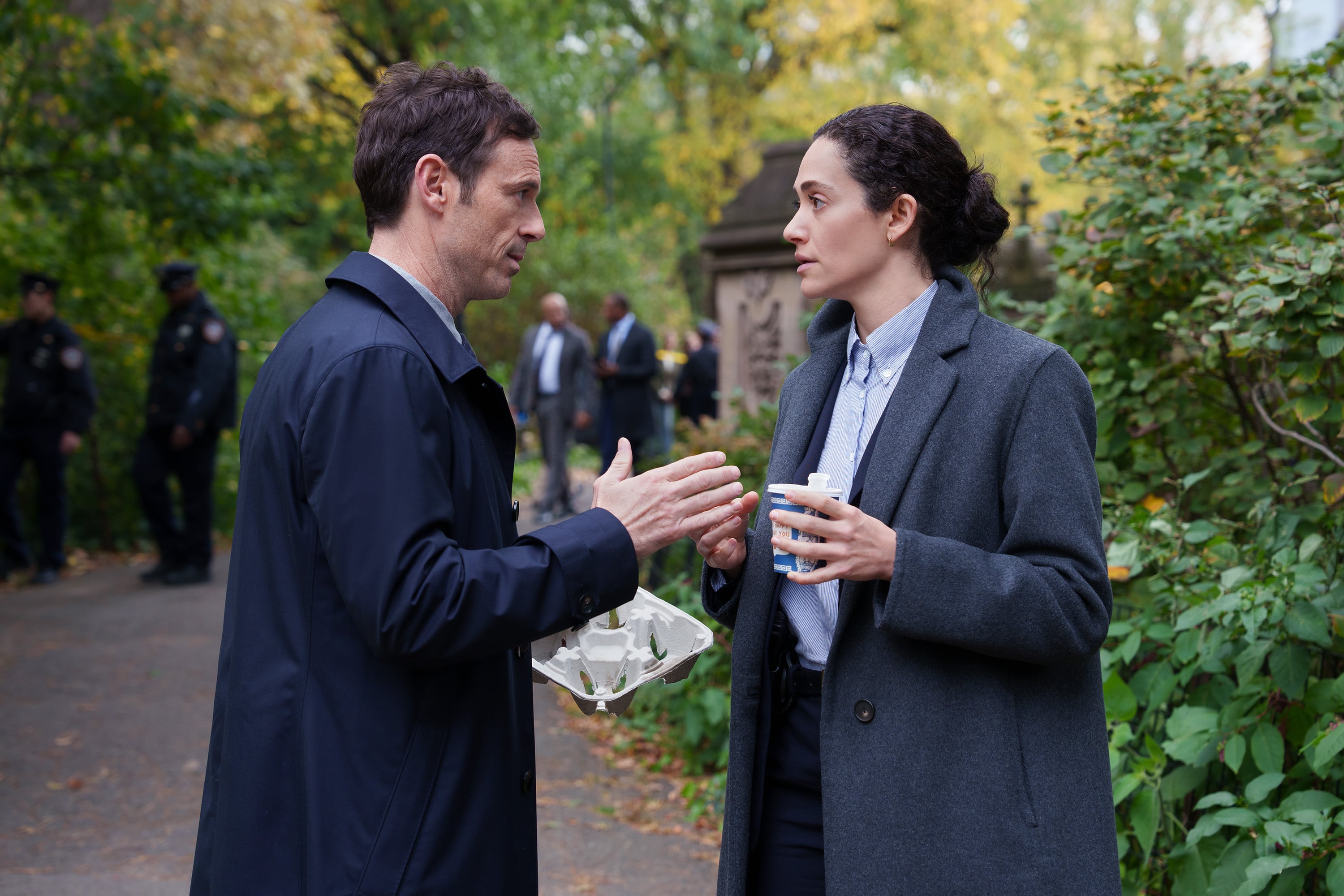 De la creadora y productora ejecutiva Elizabeth Meriwether, 'Furia' narra la historia de Alice Black (Emmy Rossum), una agente del FBI que persigue a una misteriosa y calculadora asesina en serie. Ambas siguen su propio camino hacia la justicia, y a medida que sus vidas se entrelazan, la línea entre el bien y el mal comienza a desdibujarse.