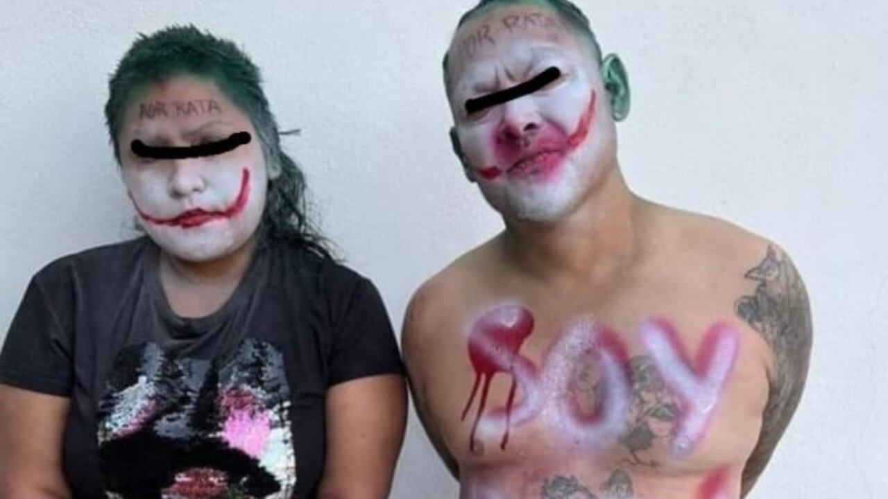 Una pareja de ladrones en México fue atada a un poste y les pintaron las caras con maquillaje alusivo al Joker en un caso de justicia por mano propia