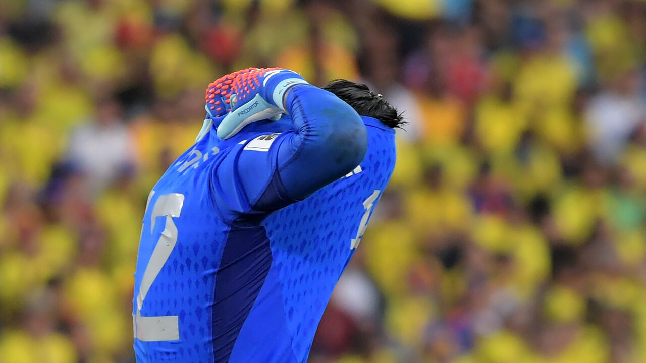 Colombia's goalkeeper Camilo Vargas leaves the field after committing a penalty and being expelled during the 2026 FIFA World Cup South American qualification football match between Colombia and Uruguay at the Roberto Melendez Metropolitan Stadium in Barranquilla, Colombia, on October 12, 2023. (Photo by Raul ARBOLEDA / AFP)