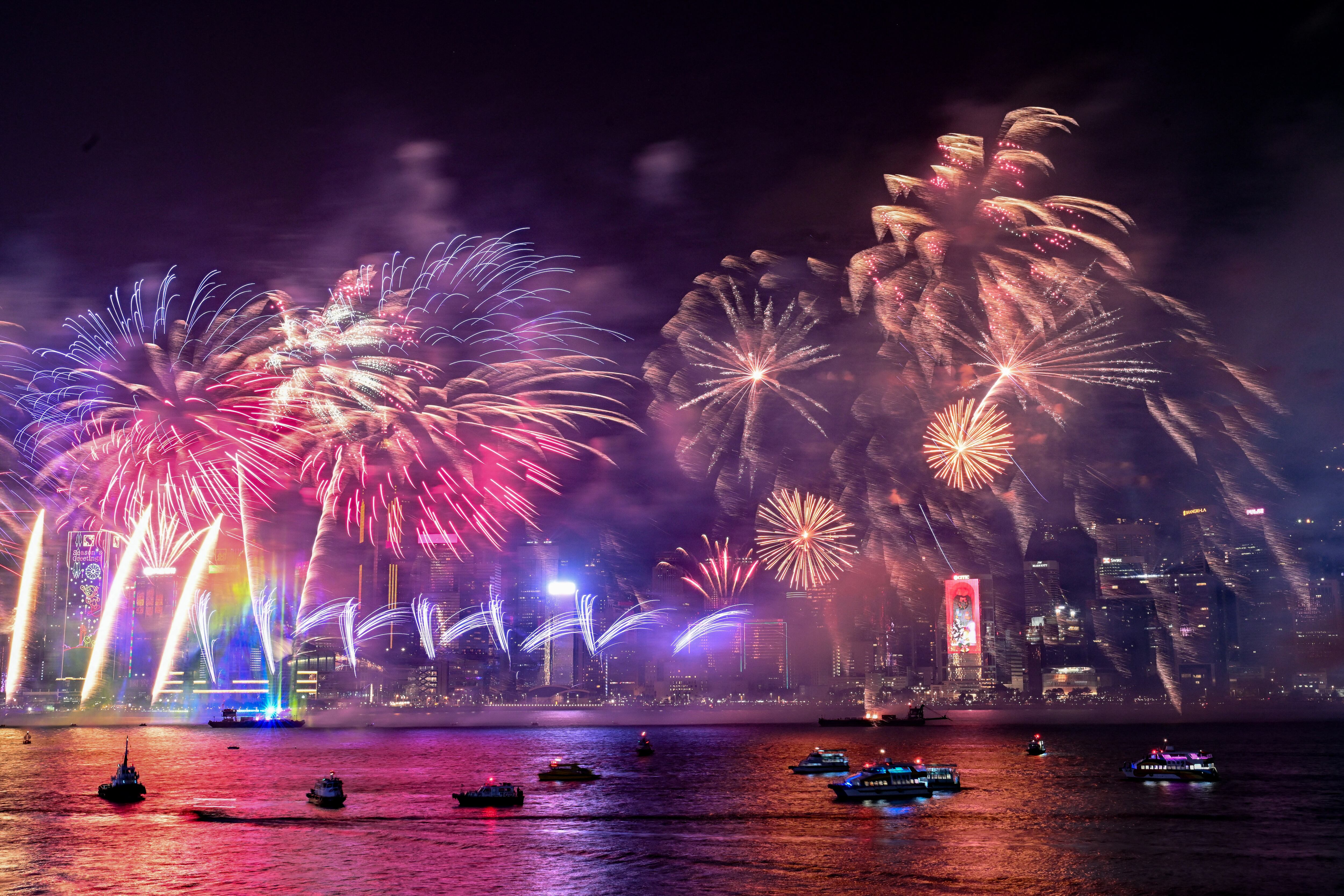 Los fuegos artificiales explotaron sobre el Puerto Victoria para celebrar el Año Nuevo en Hong Kong, el 1 de enero de 2024.