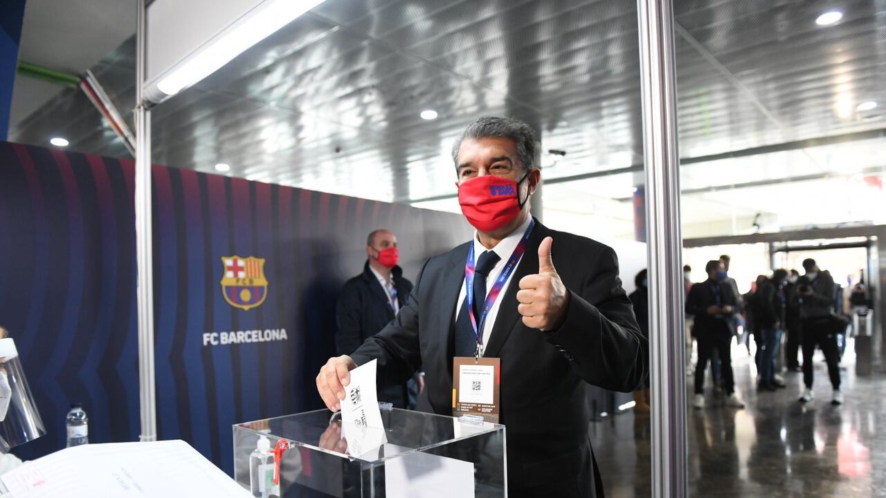 Joan Laporta, en el momento de depositar su voto.