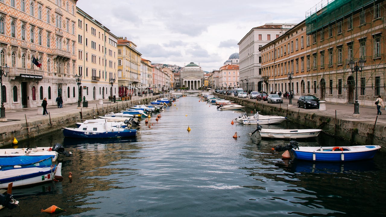 Gran canal con barcos en Trieste, Italia