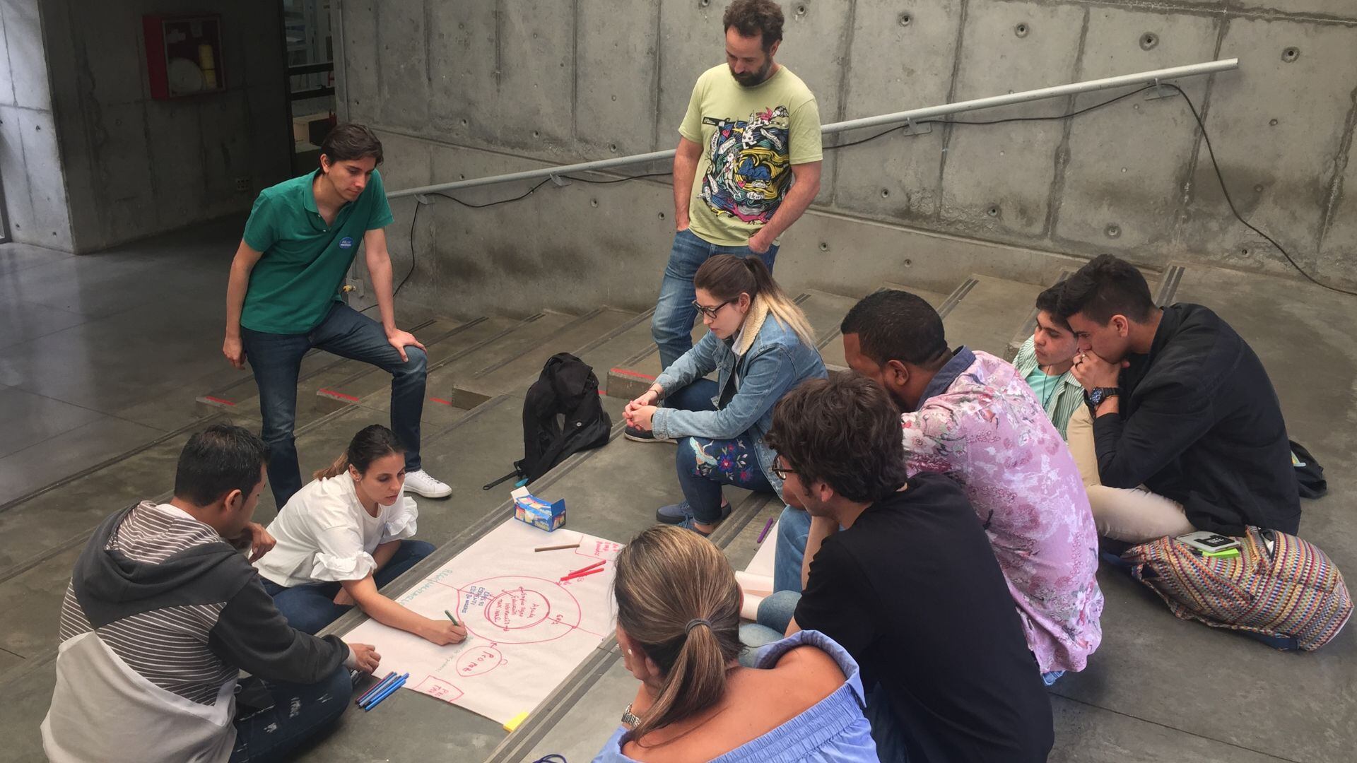 Una de sus principales iniciativas es ‘El avispero’, una red digital y territorial de participación que ha promovido acciones ciudadanas en procesos como la defensa del Acuerdo de Paz, la participación electoral de jóvenes y la visibilización de agendas locales en ciudades como Bogotá, Montería y Buenaventura.