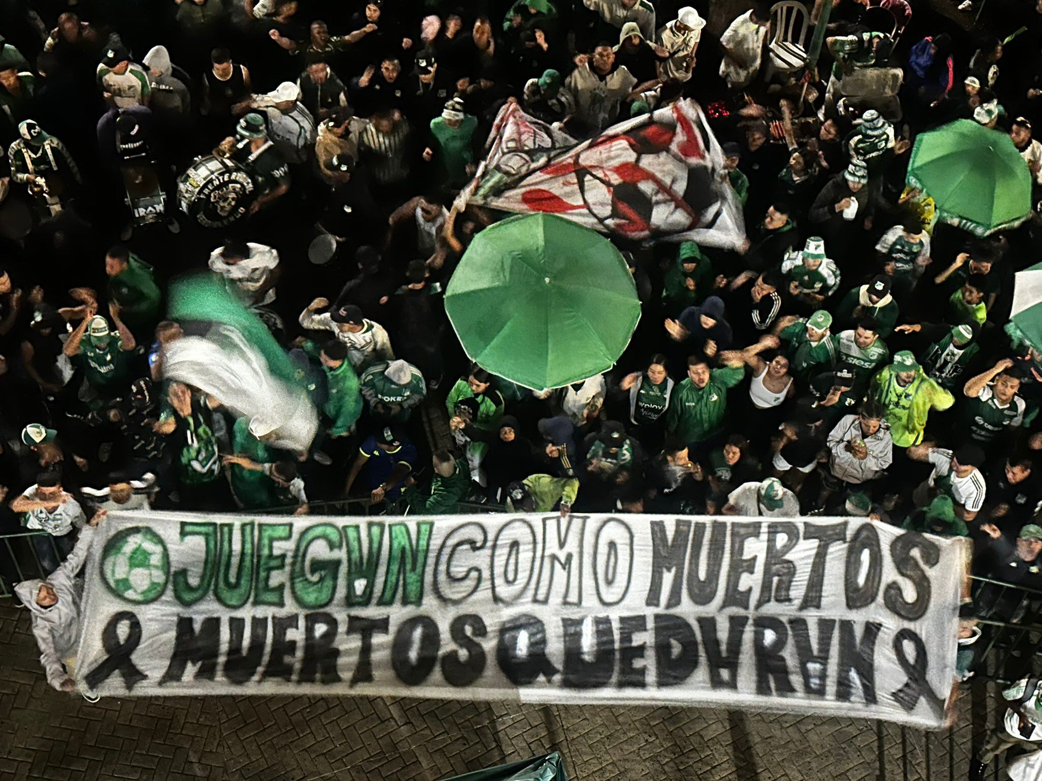 Hinchada del Cali a las afueras de Palmaseca.