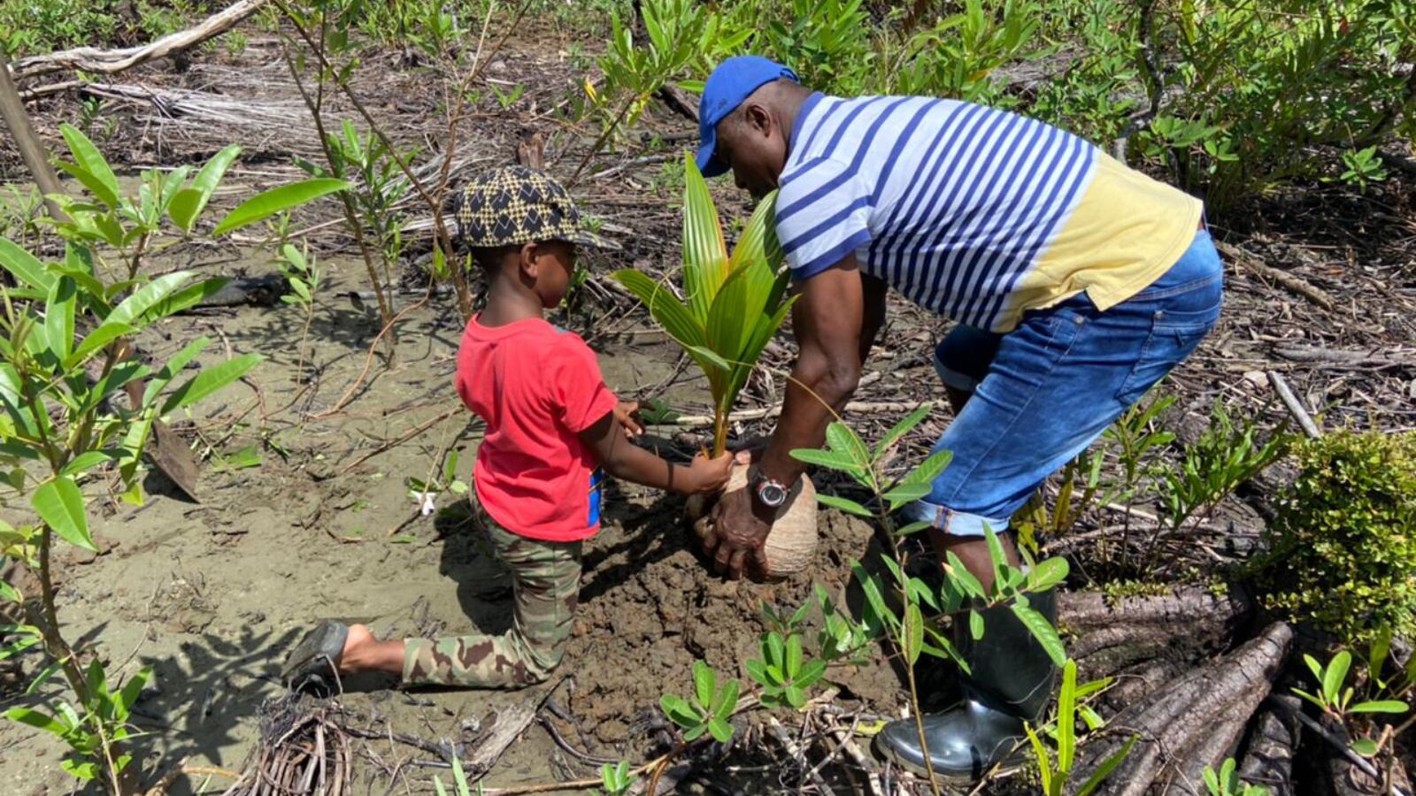 Esaud ibarguën, campesino de Chocó que lidera cultivos de coco