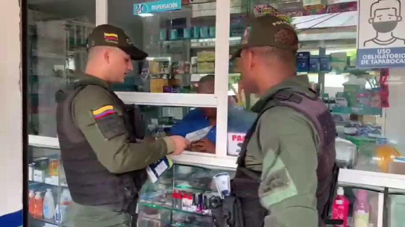 Gaula de la Policía junto a comerciantes.