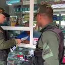 Gaula de la Policía junto a comerciantes.