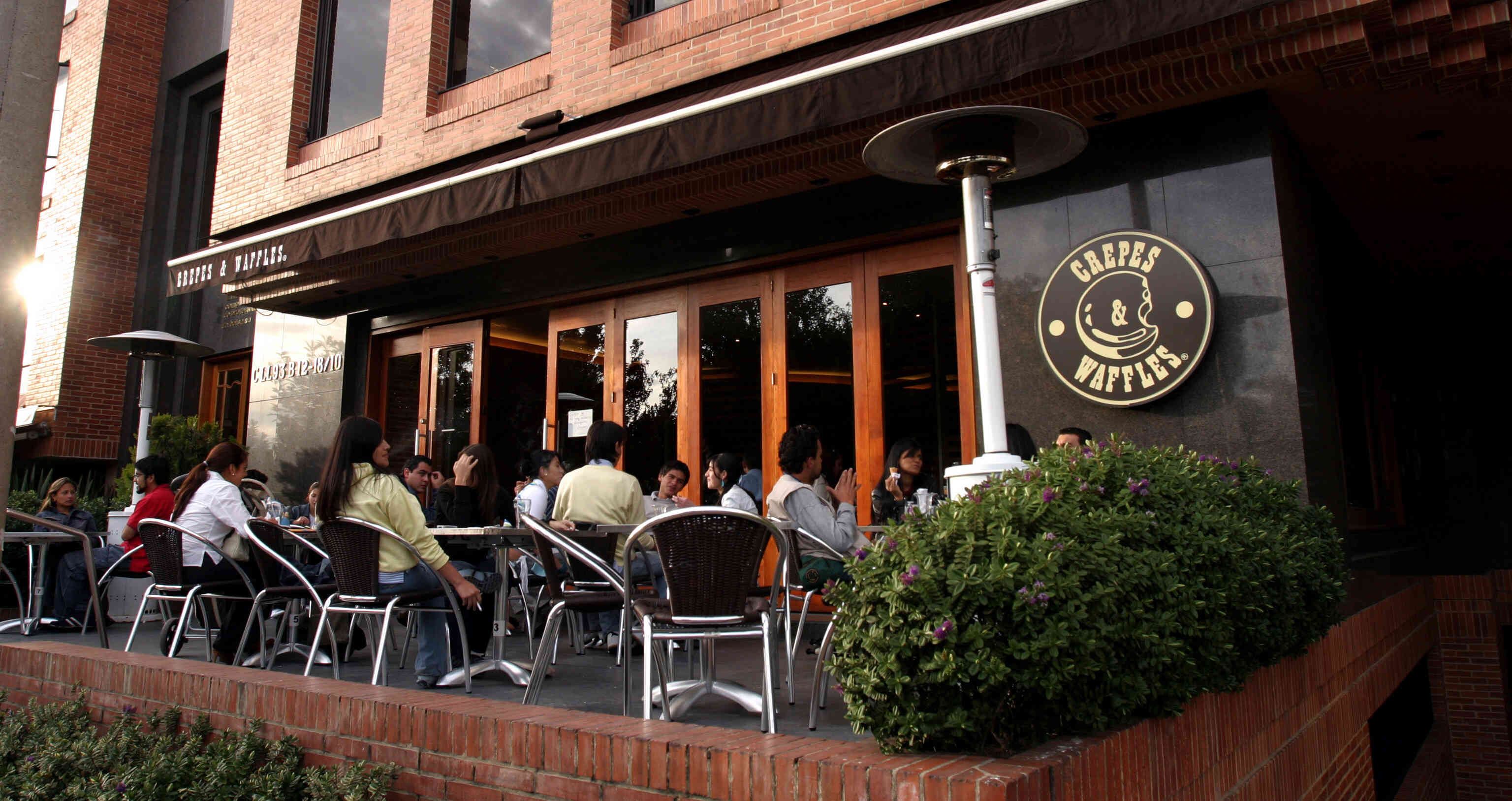 Beatriz Fernández junto con su esposo crearon en 1980 Crepes & Waffles, una marca colombiana que ha logrado posicionarse en el mercado local para dar luego el salto a Chile, Ecuador y otros países.
