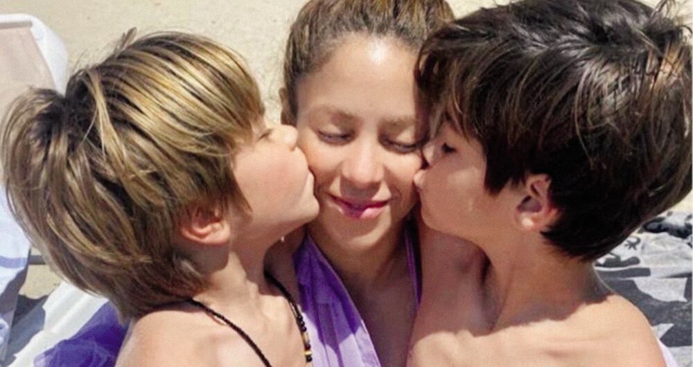 Algunos sectores de la prensa española cuestionan el daño que Shakira les estaría causando a sus hijos al exponer públicamente las críticas contra Piqué y su nueva pareja en sus recientes canciones.  