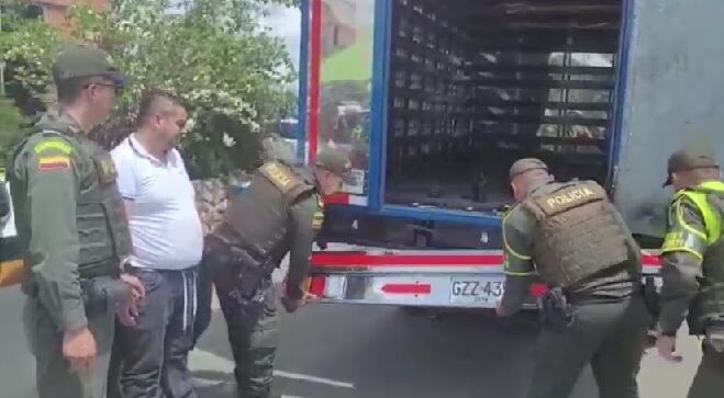 Los policías descubrieron la caleta al notar algo raro en la parte donde está ubicada la placa del vehículo.