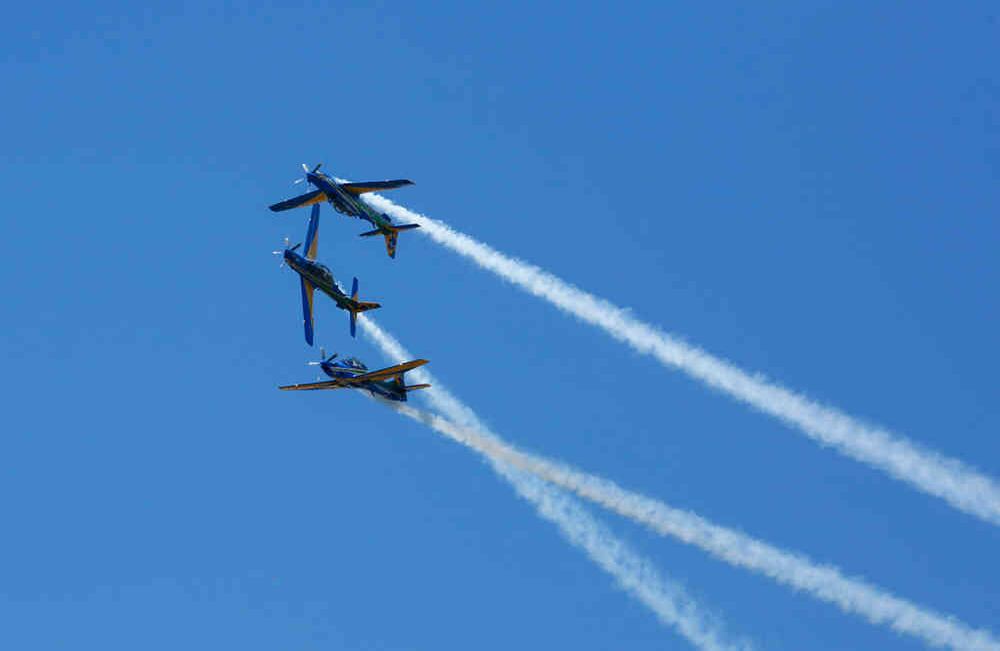La exhibición de precisión asombró a los asistentes porque saben que "un error le puede costar la vida a los pilotos", como dijo a Efe Juan Sánchez. Foto: Daniel Reina Romero / SEMANA