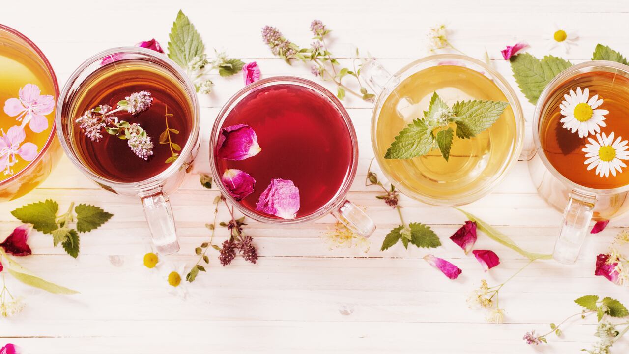 Algunos tés pueden ayudar a reducir los niveles altos de colesterol en la sangre. Se recomienda que sean consumidos bajo la supervisión de un especialista.